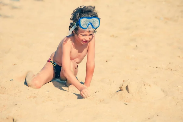 Mały Chłopiec Bawi Się Piaskiem Plaży Koncepcja Dzieci Bawi Się — Zdjęcie stockowe