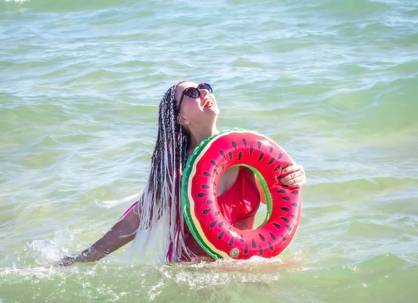 Eine Fröhliche Frau Mittleren Alters Mit Einem Wassermelonenkeil Schwimmt Meer — Stockfoto