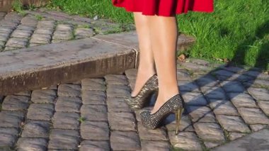 Merdivenlerden çıkan topuklu şık bayanın alçak kesimi. 