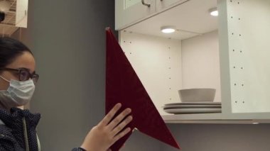 Genç esmer kız maske takıyor, elinde Noel yıldızı süsü var.  