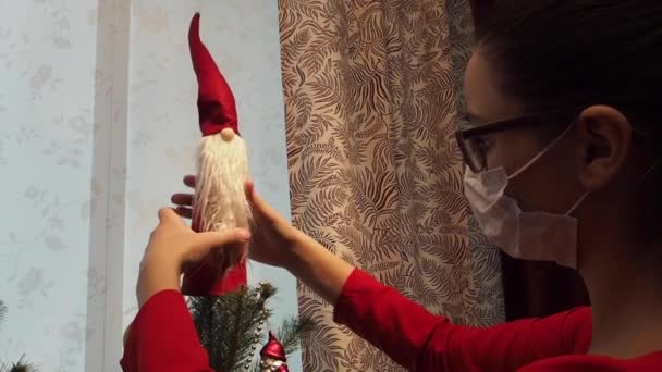 Genç Esmer Kız Maske Takıyor Noel Ağacı Süslüyor — Stok video