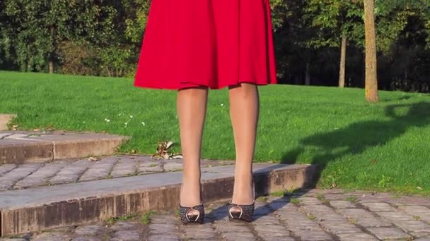 Bassa Sezione Signora Elegante Ubriaco Tacchi Vestito Rosso Nel Parco — Video Stock