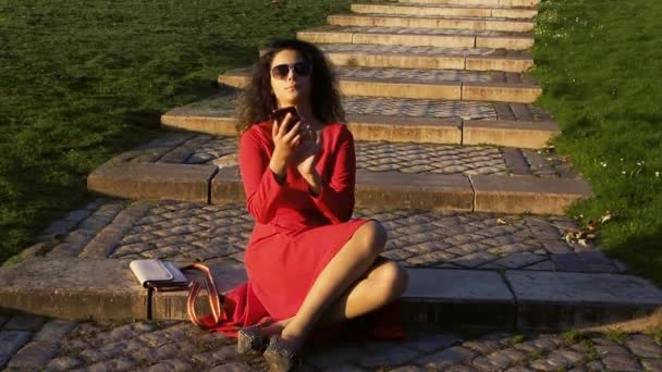 Elegante Senhora Vestido Vermelho Tomando Telefone Argumentando Parque — Vídeo de Stock