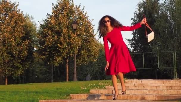 Bêbado Elegante Senhora Saltos Altos Vestido Vermelho Está Andando Pelo — Vídeo de Stock