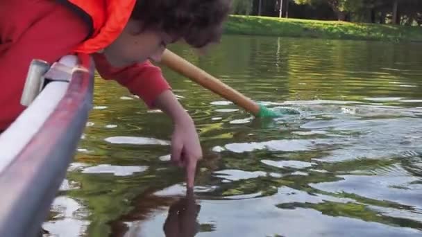 Mano Bambino Che Cavalca Una Barca Sul Fiume Toccare Acqua — Video Stock