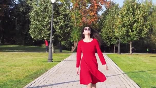 Senhora Elegante Vestido Vermelho Andando Parque — Vídeo de Stock