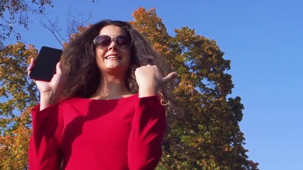 Elegante Dama Vestido Rojo Apuntando Teléfono Para Publicidad Parque Cámara — Vídeos de Stock