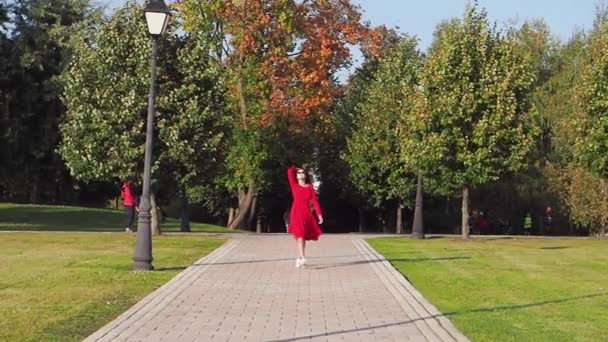 Senhora Elegante Vestido Vermelho Andando Parque Câmera Lenta — Vídeo de Stock