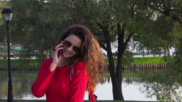 Elegante Dame Rode Jurk Nemen Telefoon Glimlachen Het Park — Stockvideo