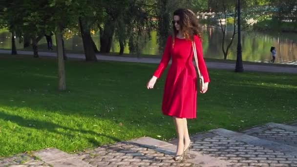 Senhora Elegante Vestido Vermelho Andando Parque Câmera Lenta — Vídeo de Stock