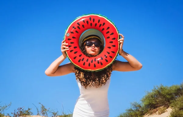 Mädchen Mit Offiziersmütze Strand Junge Frau Hat Spaß Beim Spielen — Stockfoto