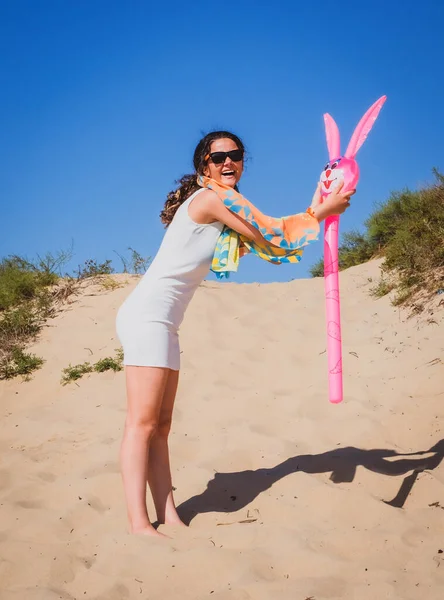 Kumsalda Tatilde Olan Esmer Kız Genç Bir Kadın Yazın Şişme — Stok fotoğraf