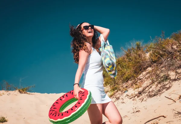 Mädchen Mit Tasche Und Gummiring Strand Junge Frau Spaziert Sommer — Stockfoto
