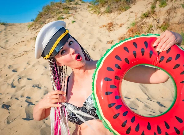 Mooie Lachende Vrouw Van Middelbare Leeftijd Met Afro Vlechten Een — Stockfoto