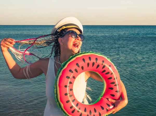 Hübsche Frau Mittleren Alters Mit Afro Zöpfen Und Offiziersmütze Die — Stockfoto