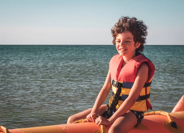 Kleine Jongen Vest Genietend Van Wateractiviteiten Bananenboot Aan Zwarte Zee — Stockfoto