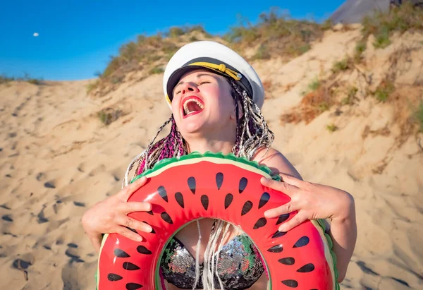 사팔뜨기 머리를 해변에서 모자로 즐거운 — 스톡 사진