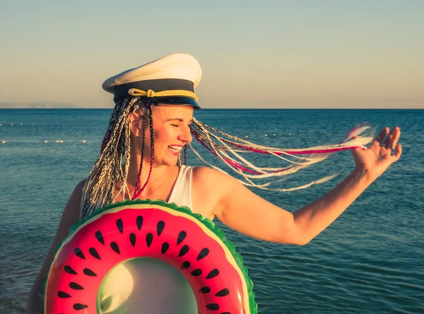 Hübsche Frau Mittleren Alters Mit Afro Zöpfen Und Offiziersmütze Die — Stockfoto