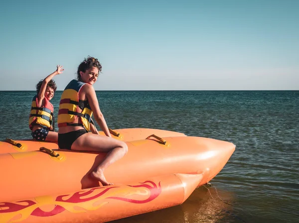 Familie Westen Genießt Wasseraktivitäten Auf Bananenboot Schwarzen Meer — Stockfoto