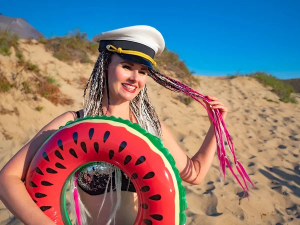 Hübsche Frau Mittleren Alters Mit Afro Zöpfen Und Offiziersmütze Die — Stockfoto