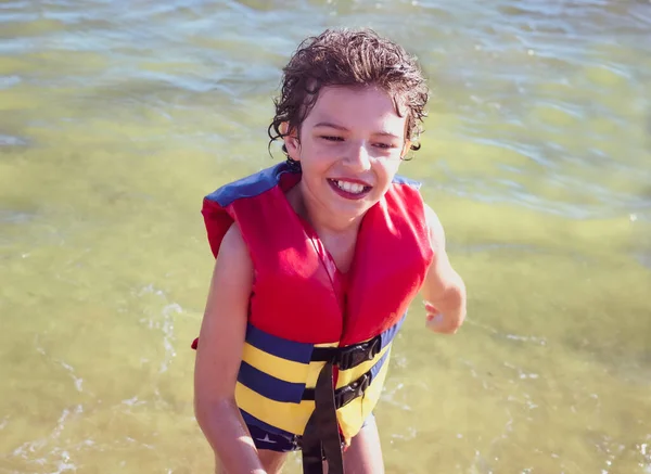 Negenjarige Jongen Draagt Zwemvest Leert Zwemmen Zee — Stockfoto