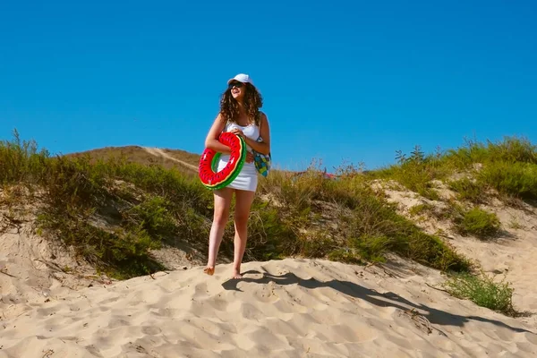 Jovem Atraente Feliz Boné Vestido Com Vestido Branco Goza Umas — Fotografia de Stock