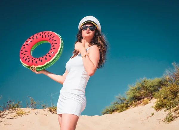 Mädchen Mit Offiziersmütze Strand Junge Frau Hat Spaß Gesten Sommer — Stockfoto