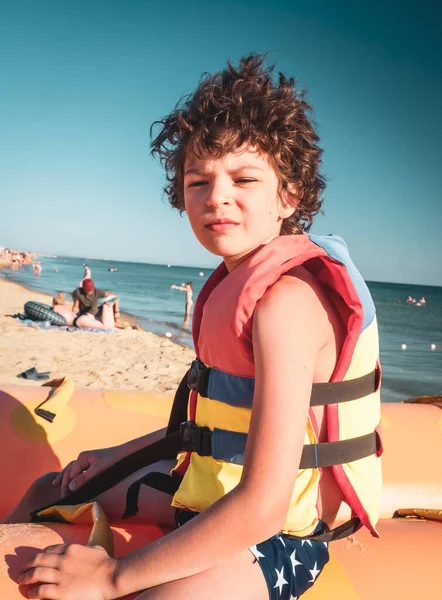 Kleine Jongen Vest Genietend Van Wateractiviteiten Bananenboot Aan Zwarte Zee — Stockfoto