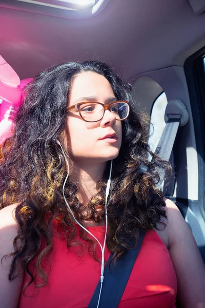Женщина Задумчивый Подросток Очках Наушниками Ушах Путешествующих Заднем Сидении Автомобиля — стоковое фото