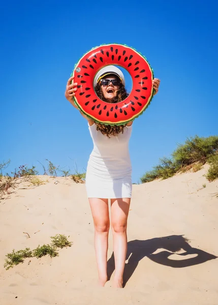 Mädchen Mit Offiziersmütze Strand Junge Frau Hat Spaß Beim Spielen — Stockfoto