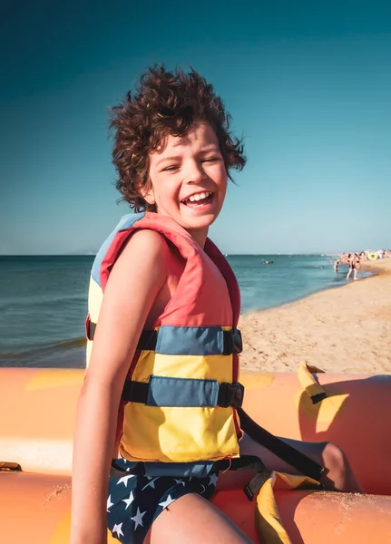 Kleine Jongen Vest Genietend Van Wateractiviteiten Bananenboot Aan Zwarte Zee — Stockfoto