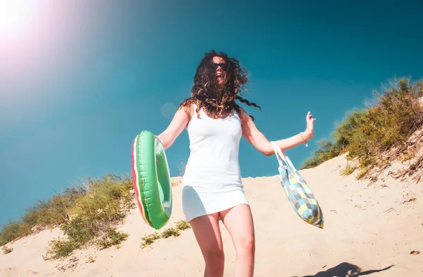 Дівчина Сумкою Гумовим Кільцем Пляжі Молода Жінка Весело Гуляє Піщаним — стокове фото