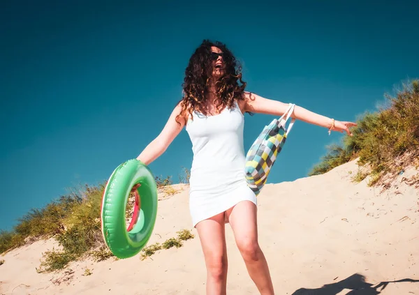 Mädchen Mit Tasche Und Gummiring Strand Junge Frau Spaziert Sommer — Stockfoto
