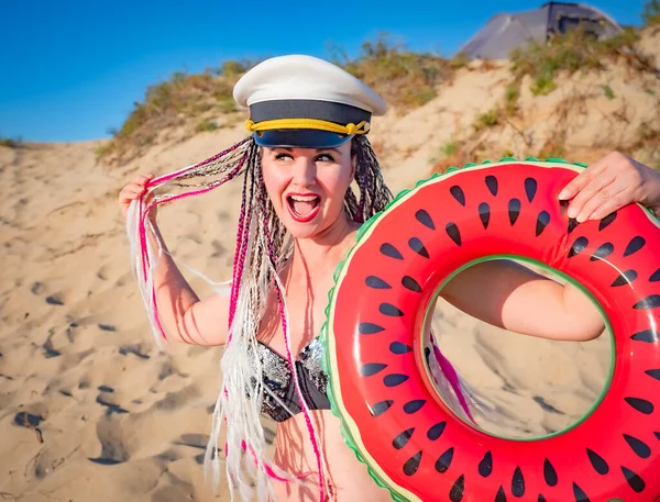 Hübsche Lachende Frau Mittleren Alters Mit Afro Zöpfen Und Offiziersmütze — Stockfoto