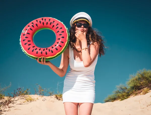 Mädchen Mit Offiziersmütze Strand Junge Frau Hat Spaß Dabei Sommer — Stockfoto