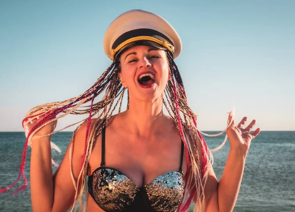 Hezká Žena Středního Věku Afro Copánky Důstojnickou Čepicí Smějící Mořském — Stock fotografie