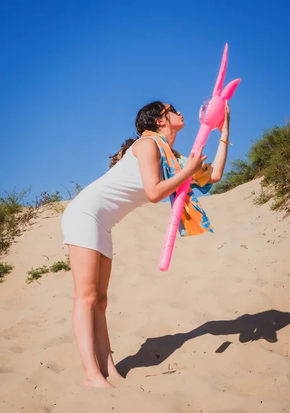 Bruna Teen Ragazza Vacanza Sulla Spiaggia Giovane Donna Divertirsi Giocando — Foto Stock