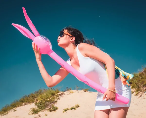 Brünette Teen Mädchen Urlaub Strand Junge Frau Hat Spaß Beim — Stockfoto
