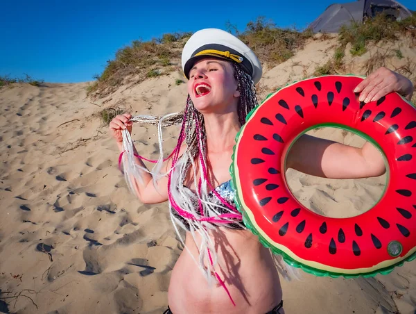 Hezká Žena Středního Věku Afro Copánky Důstojnickou Čepicí Smějící Pozadí — Stock fotografie