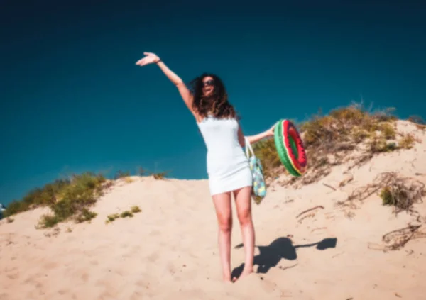 Unscharfes Bild Mädchen Mit Tasche Und Gummiring Strand Junge Frau — Stockfoto