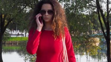 Genç bir kadın telefonda konuşuyor ve tartışıyor.