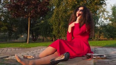 Sarhoş kadın telefonunu atıyor.