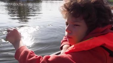 Gün ışığında teknede boğuşan bir çocuğun görüntüleri.