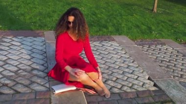 Çantada telefon arayan sarhoş bir kadın.