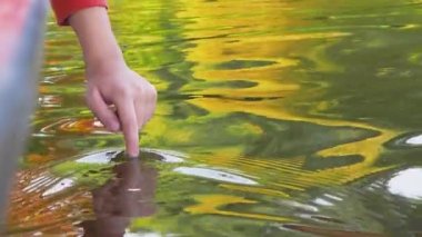 Sonra küçük çocuk tekneye yapıştı, suya ve tekneye dokundu.