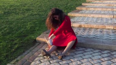 Çantada telefon arayan sarhoş bir kadın.