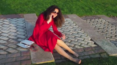 Sarhoş kadın telefonunu atıyor.