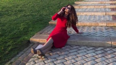 Sarhoş kadın duygusal konuşuyor ve telefonunu atıyor.