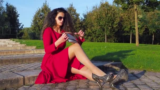 Vrouw Zit Trap Het Park Neemt Telefoon Van Tas Begint — Stockvideo