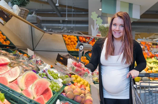 Беременные женщины выбирают клубнику в супермаркете — стоковое фото